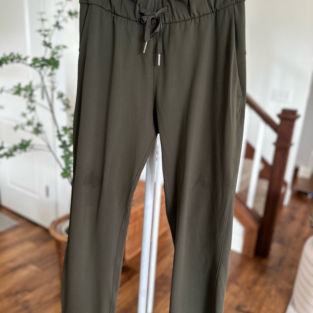 Lululemon Women’s Olive Green pants